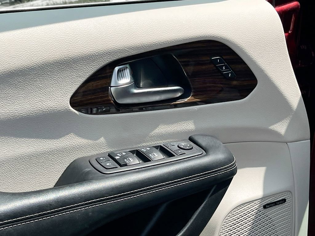 Used 2022 Chrysler Pacifica Limited FWD image 18