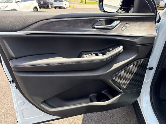 New 2025 Jeep Grand Cherokee Limited w/ Black Appearance Package image 12