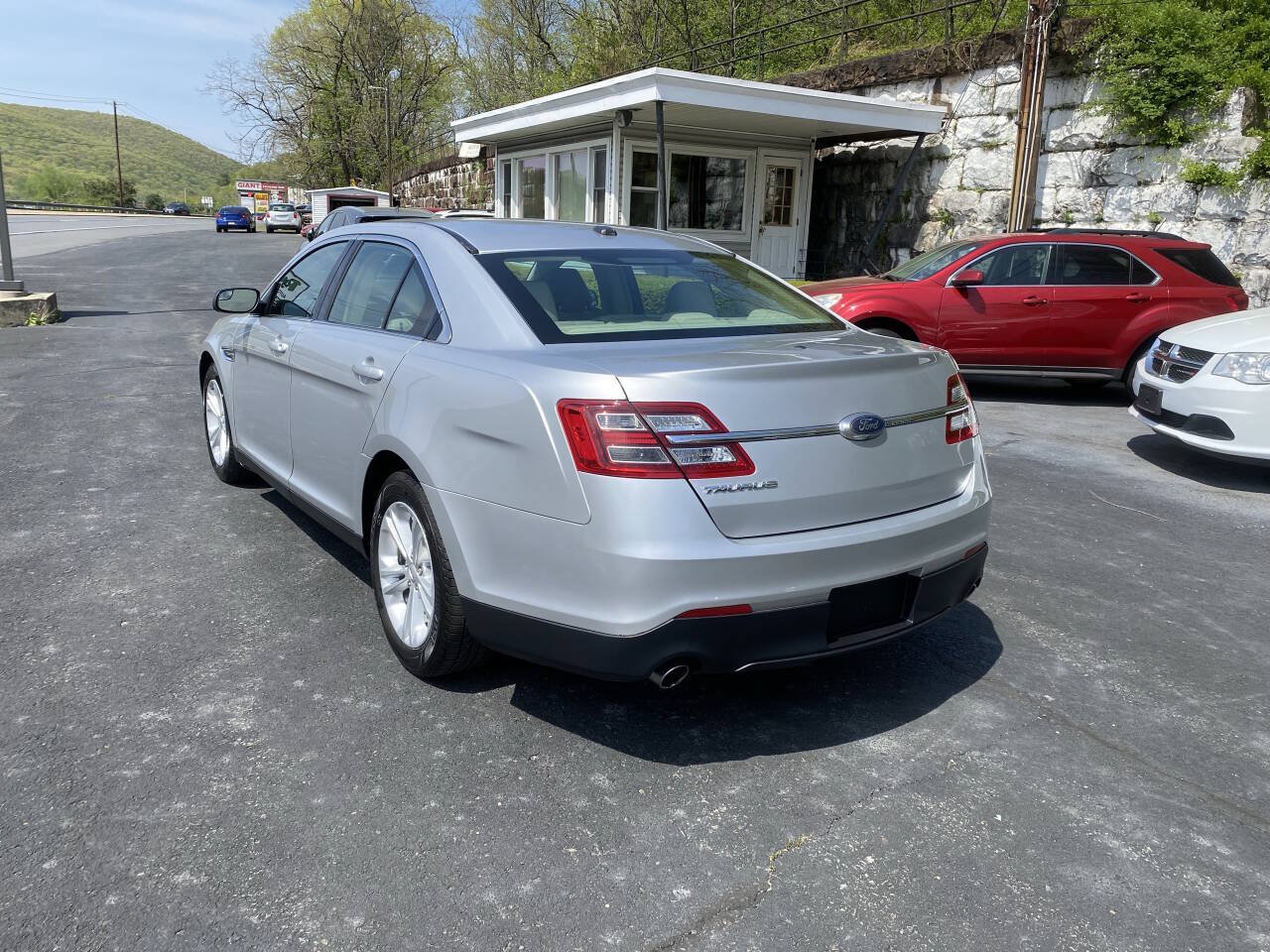 Used 2017 Ford Taurus SE FWD image 3