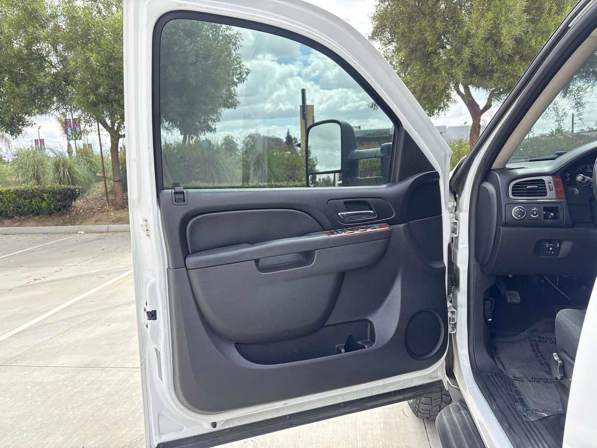 Used 2012 Chevrolet Suburban 2500 LS w/ Convenience Package 1 RWD image 20