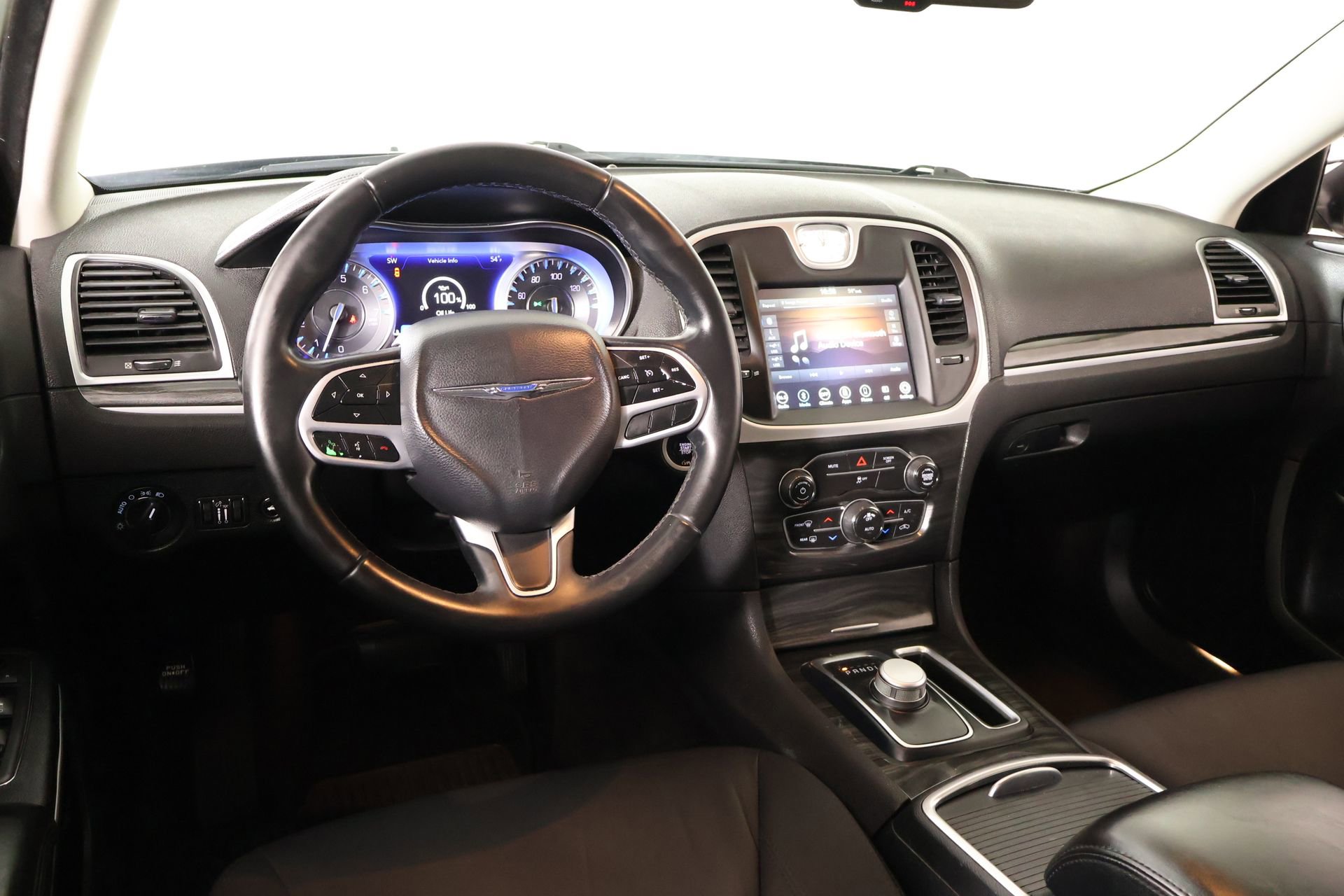 Used 2019 Chrysler 300 Touring w/ Chrome Appearance Package RWD image 2