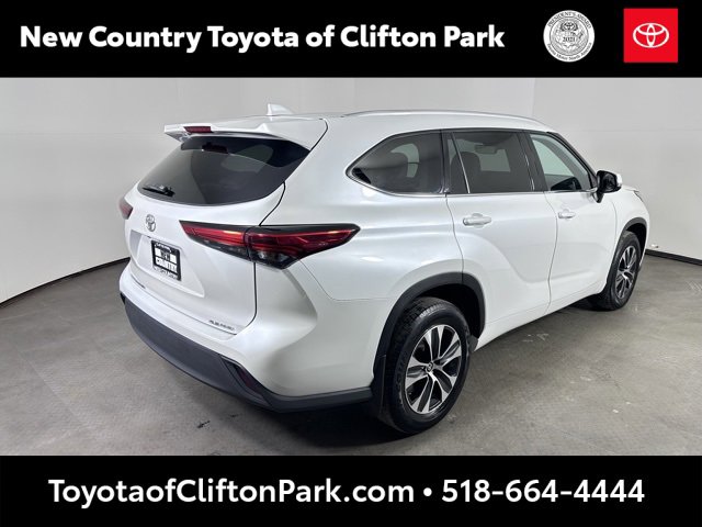 Used 2022 Toyota Highlander XLE image 3