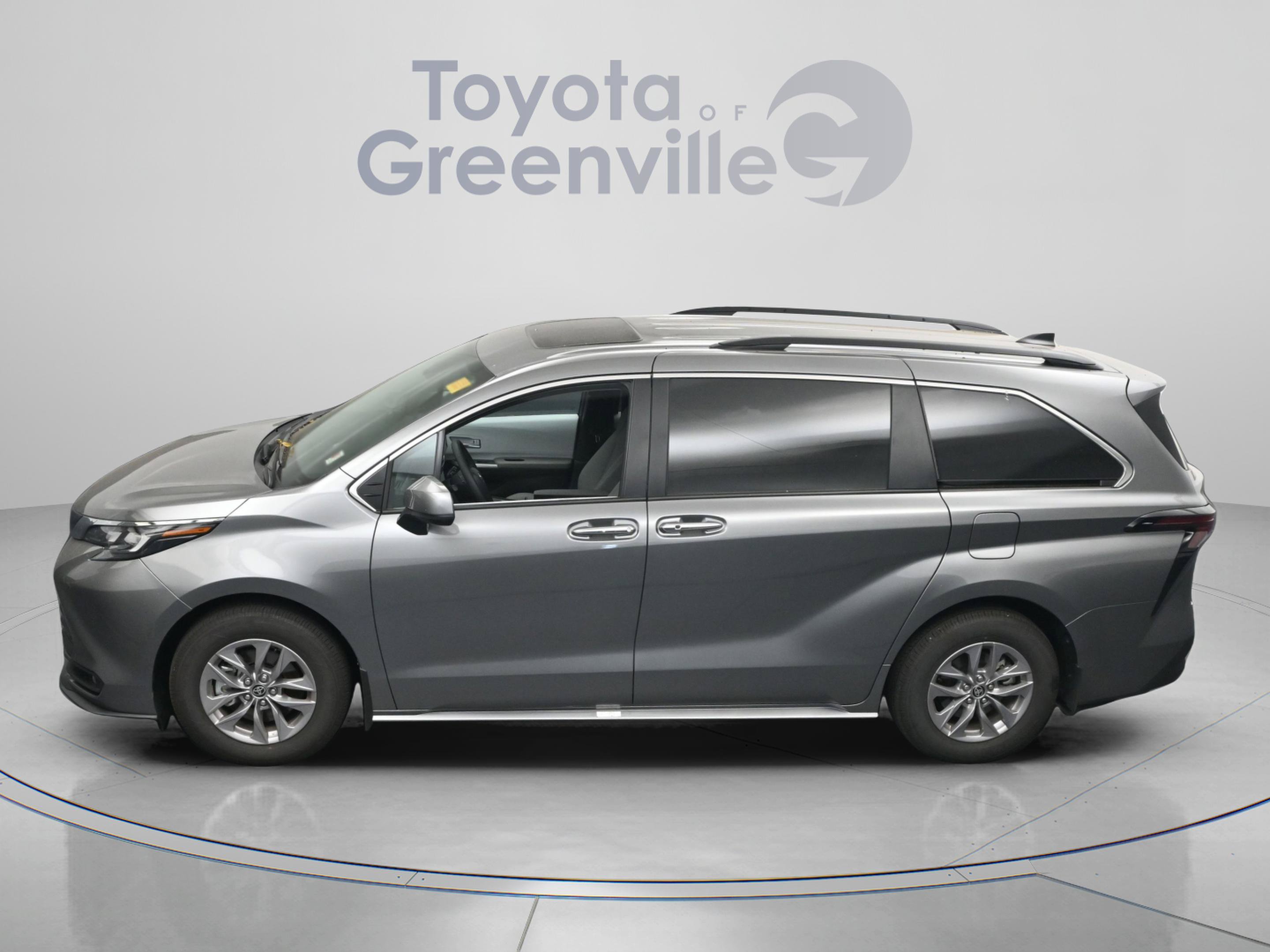 Certified 2026 Toyota Sienna XLE FWD image 4