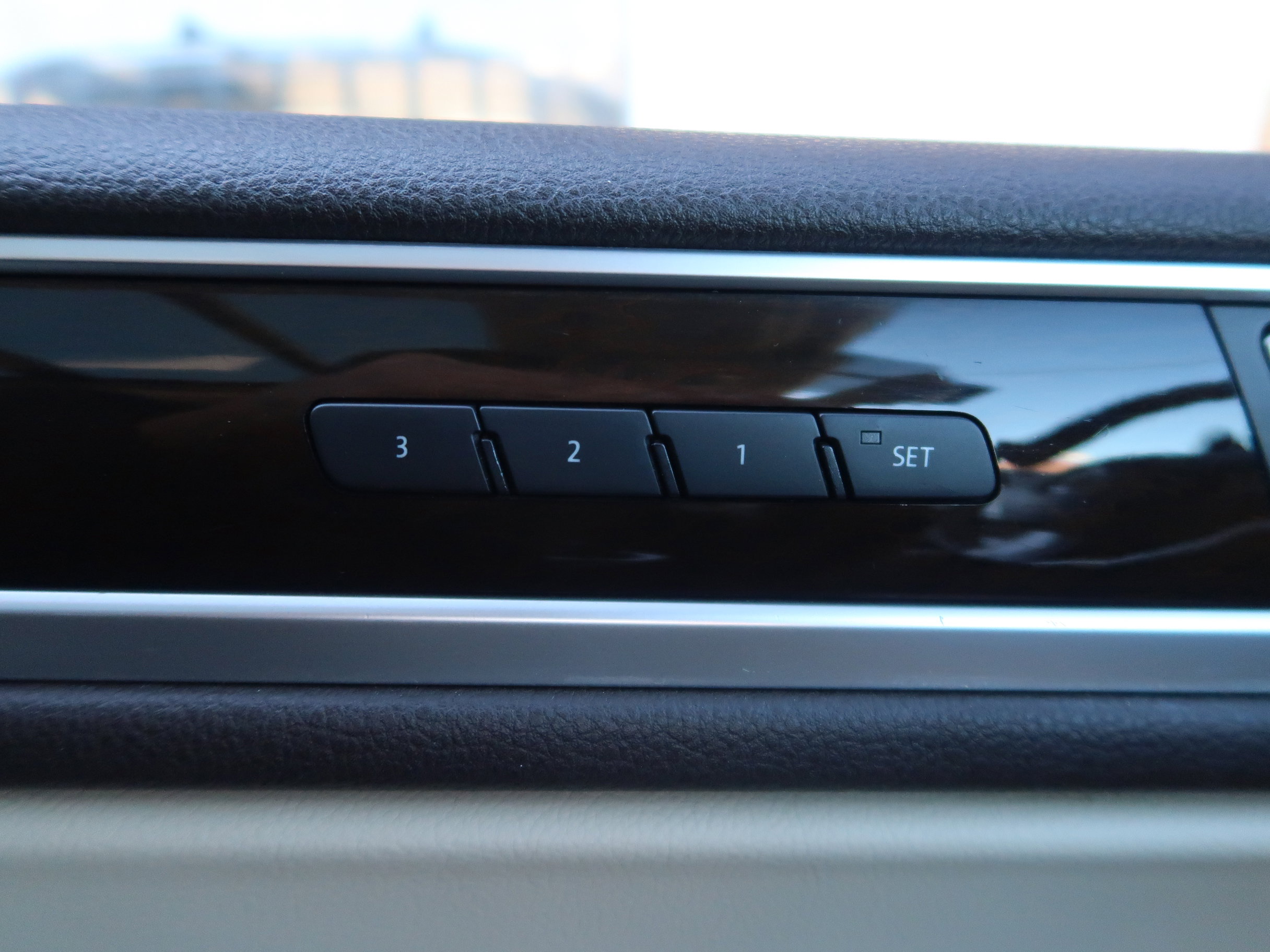 Used 2014 Volkswagen Touareg Executive image 23