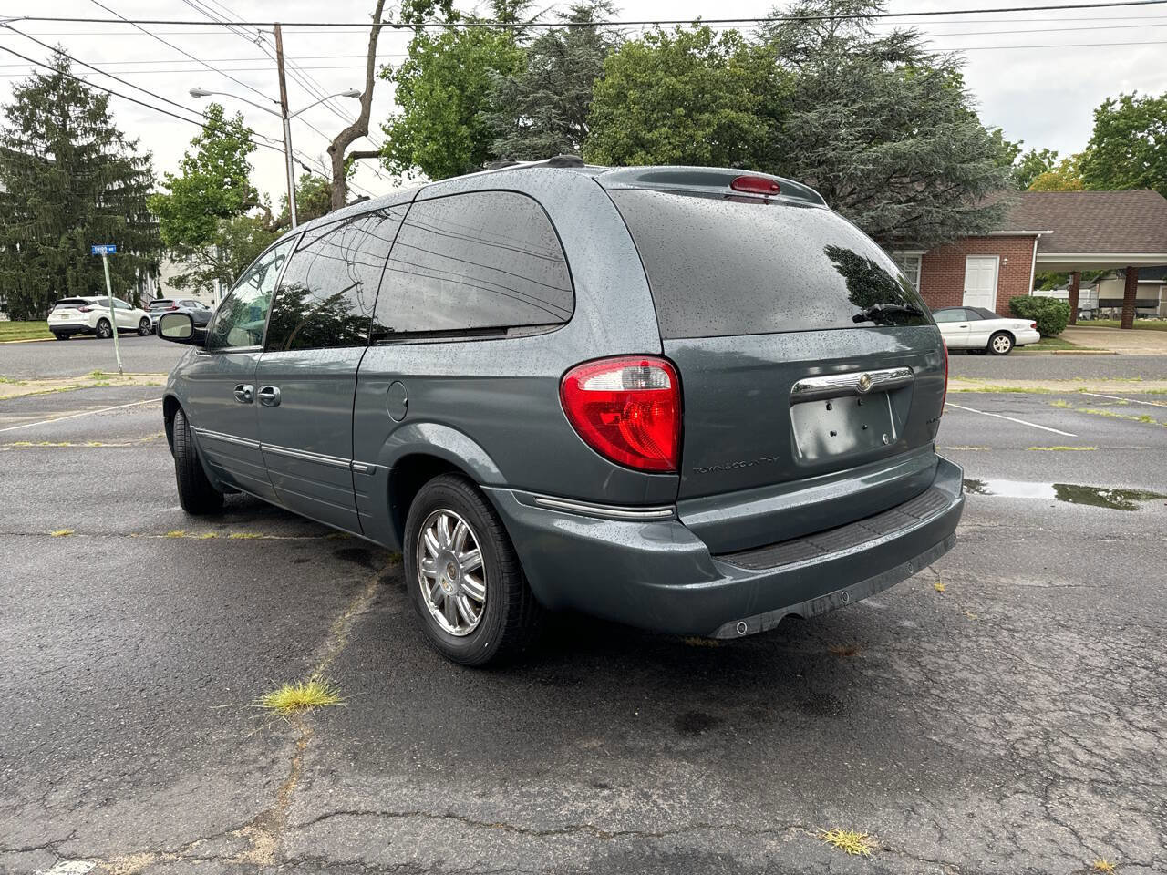 Used 2005 Chrysler Town & Country Limited image 2