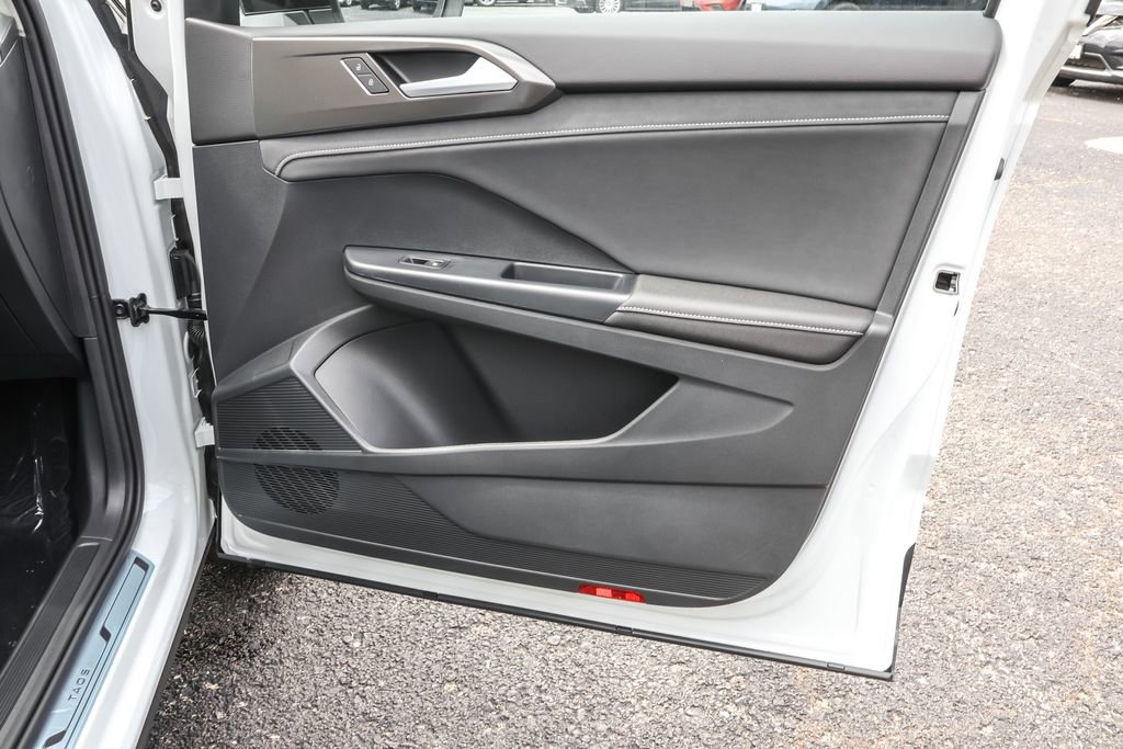 Used 2025 Volkswagen Taos SE image 38