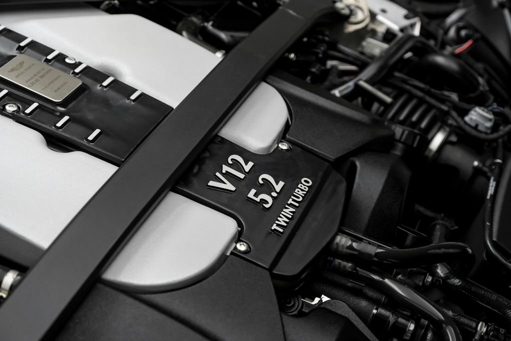 Used 2022 Aston Martin DBS Superleggera RWD image 38
