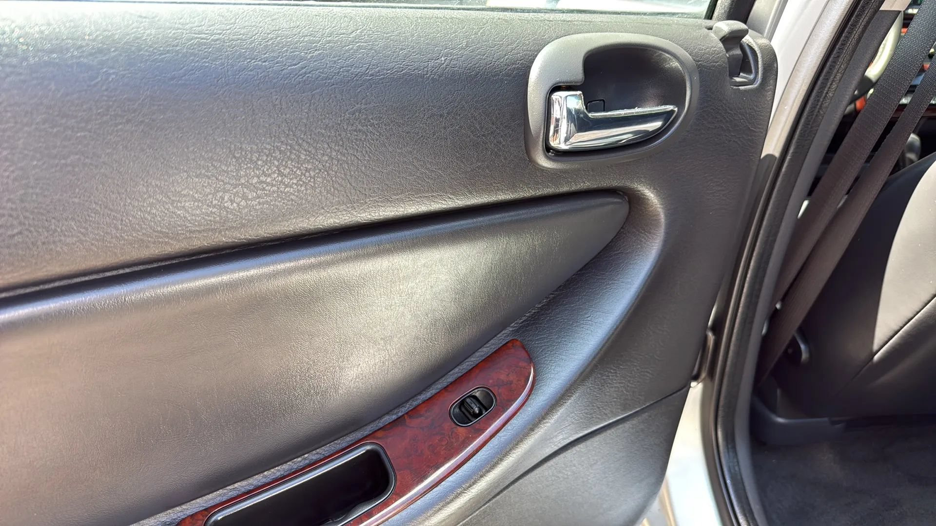 Used 2002 Chrysler Sebring LXi w/ Security Group FWD image 16