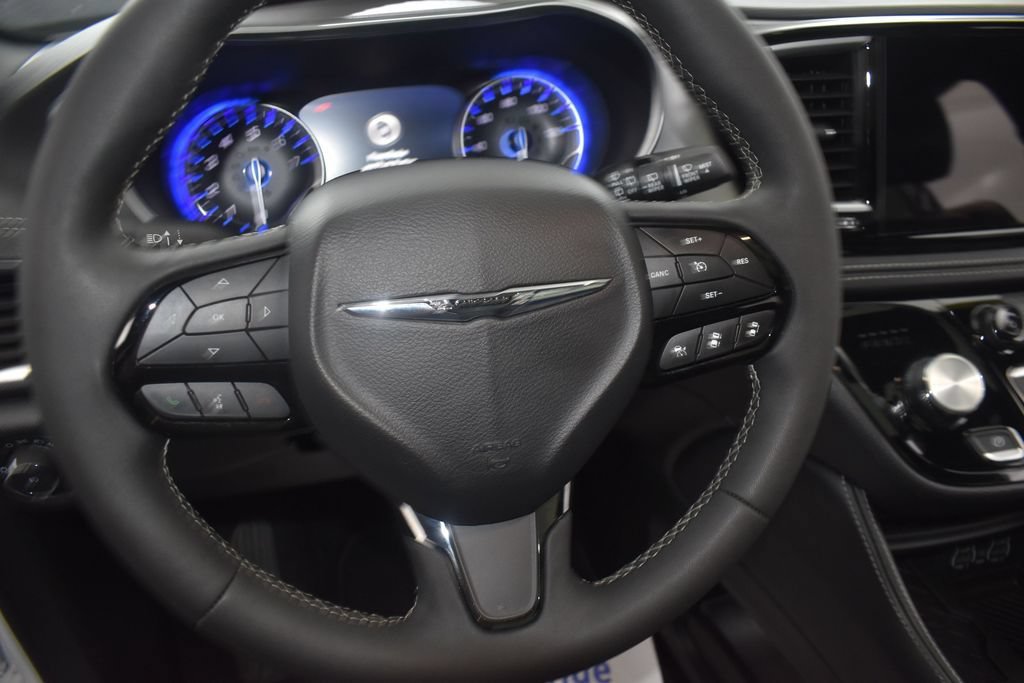 Used 2025 Chrysler Pacifica Limited FWD image 20