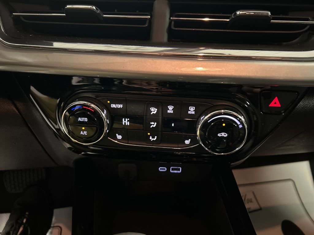 Used 2025 Chevrolet Trax LT w/ LT Convenience Package FWD image 19