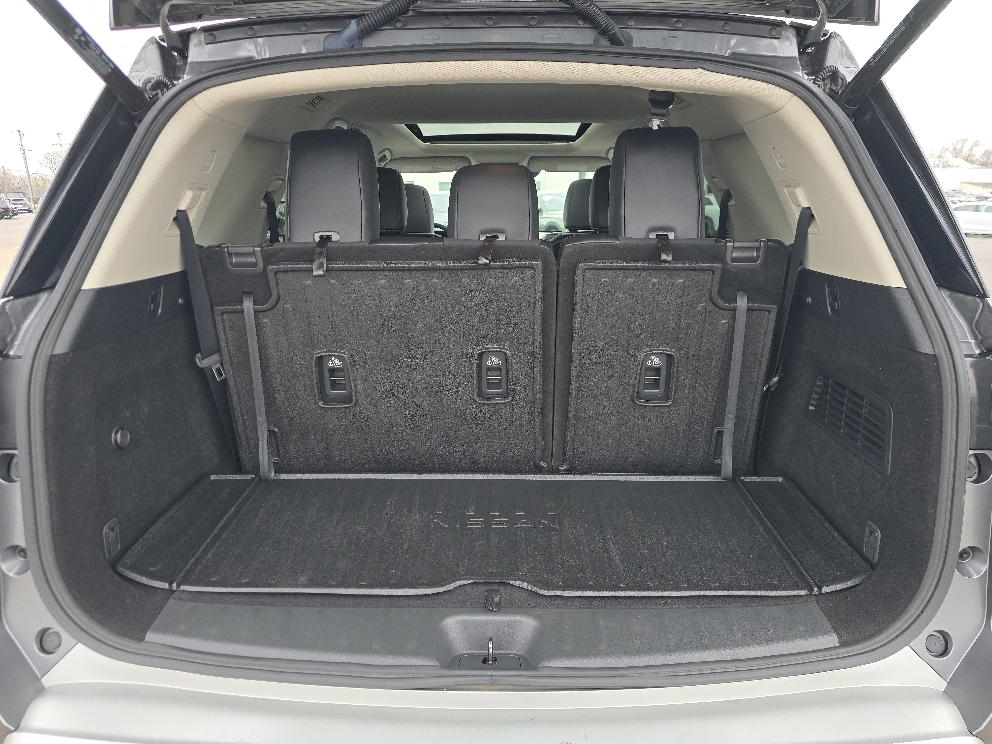 Used 2024 Nissan Pathfinder Platinum image 16