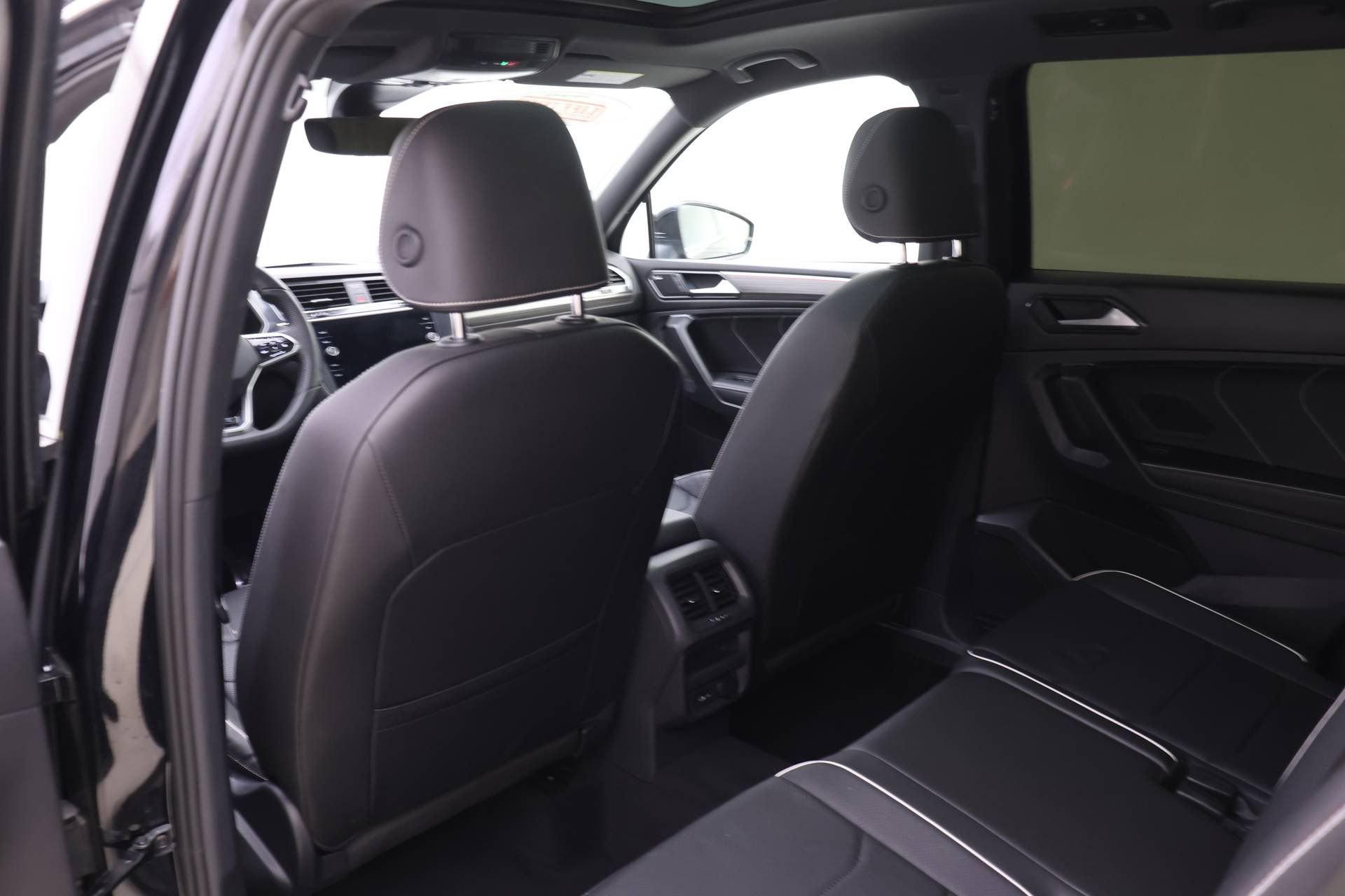 Used 2022 Volkswagen Tiguan SEL R-Line image 10