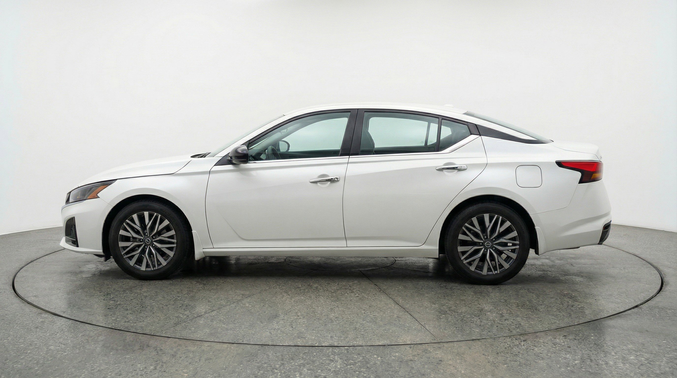 Used 2025 Nissan Altima 2.5 SV FWD image 5