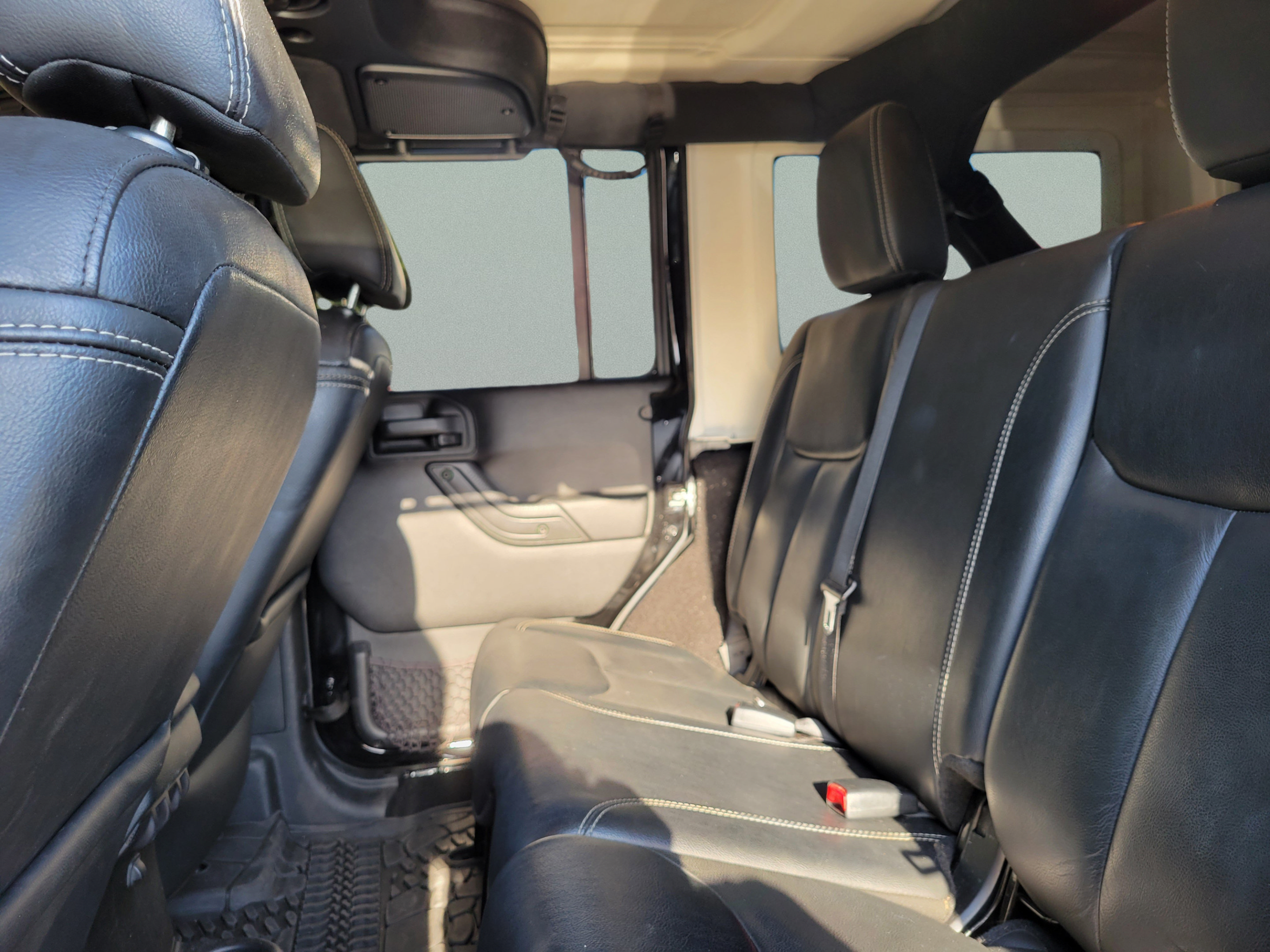 Used 2016 Jeep Wrangler Unlimited Rubicon w/ Connectivity Group AWD/4WD image 6