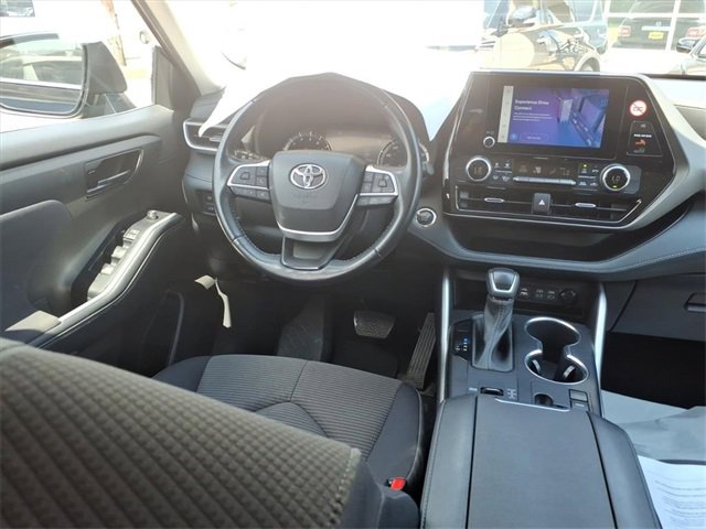 Used 2023 Toyota Highlander LE image 4