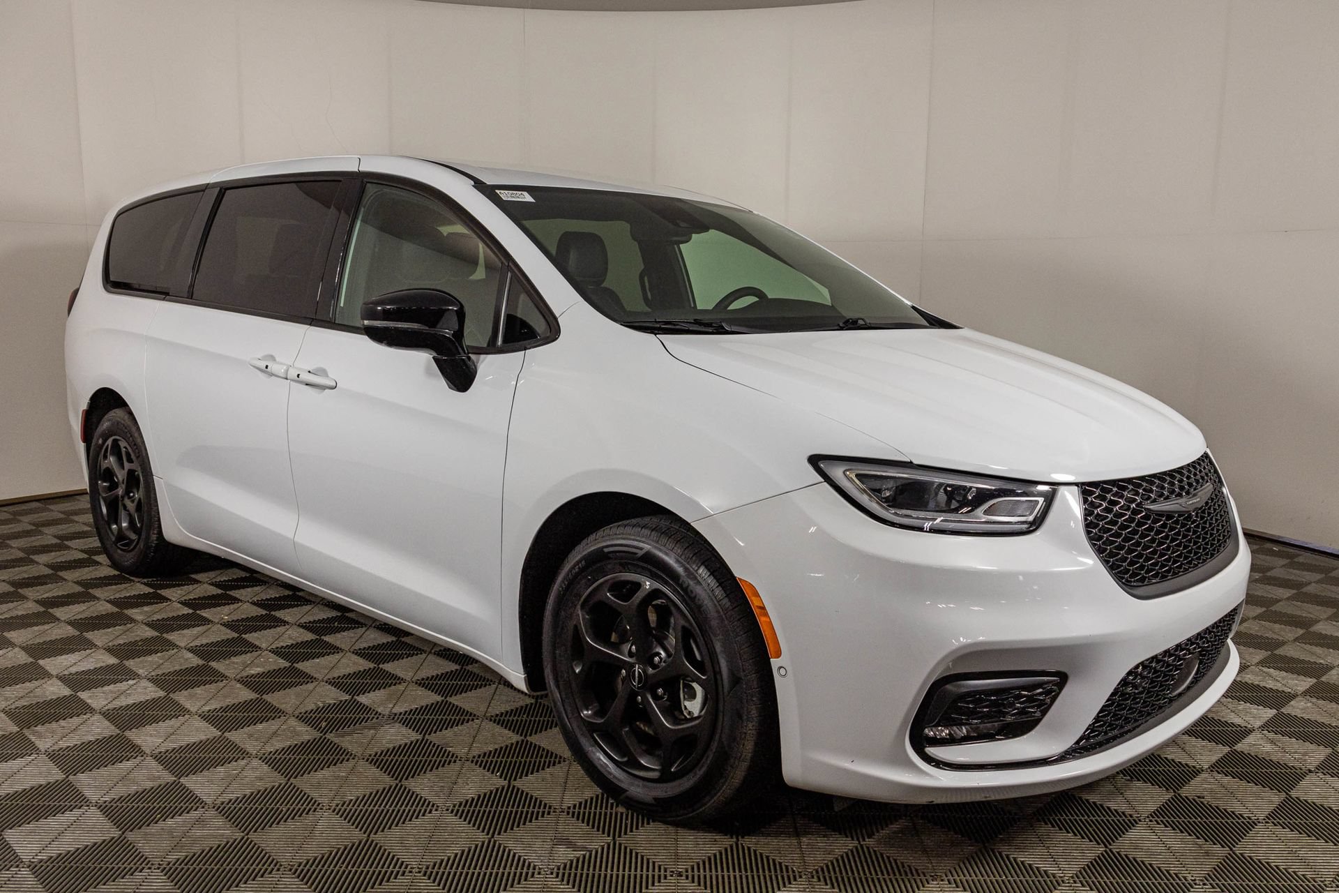 Used 2024 Chrysler Pacifica Limited FWD image 15