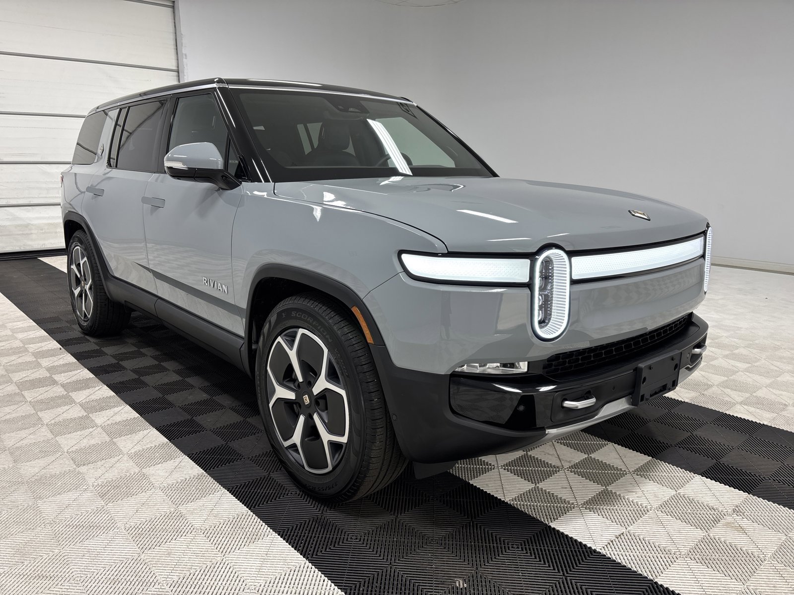 Used 2024 Rivian R1S Adventure AWD/4WD image 7