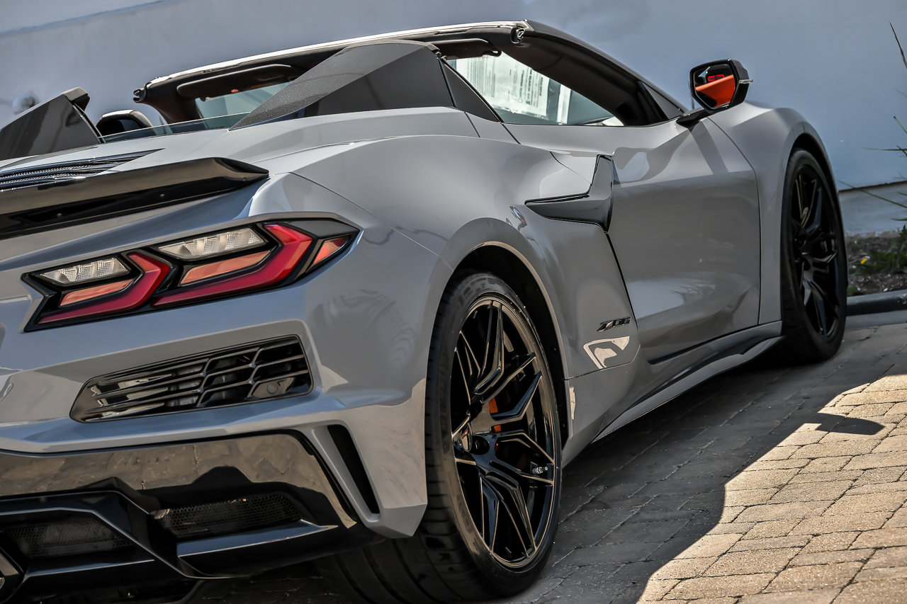 Used 2025 Chevrolet Corvette Z06 w/ Stealth Interior Trim Package RWD image 13