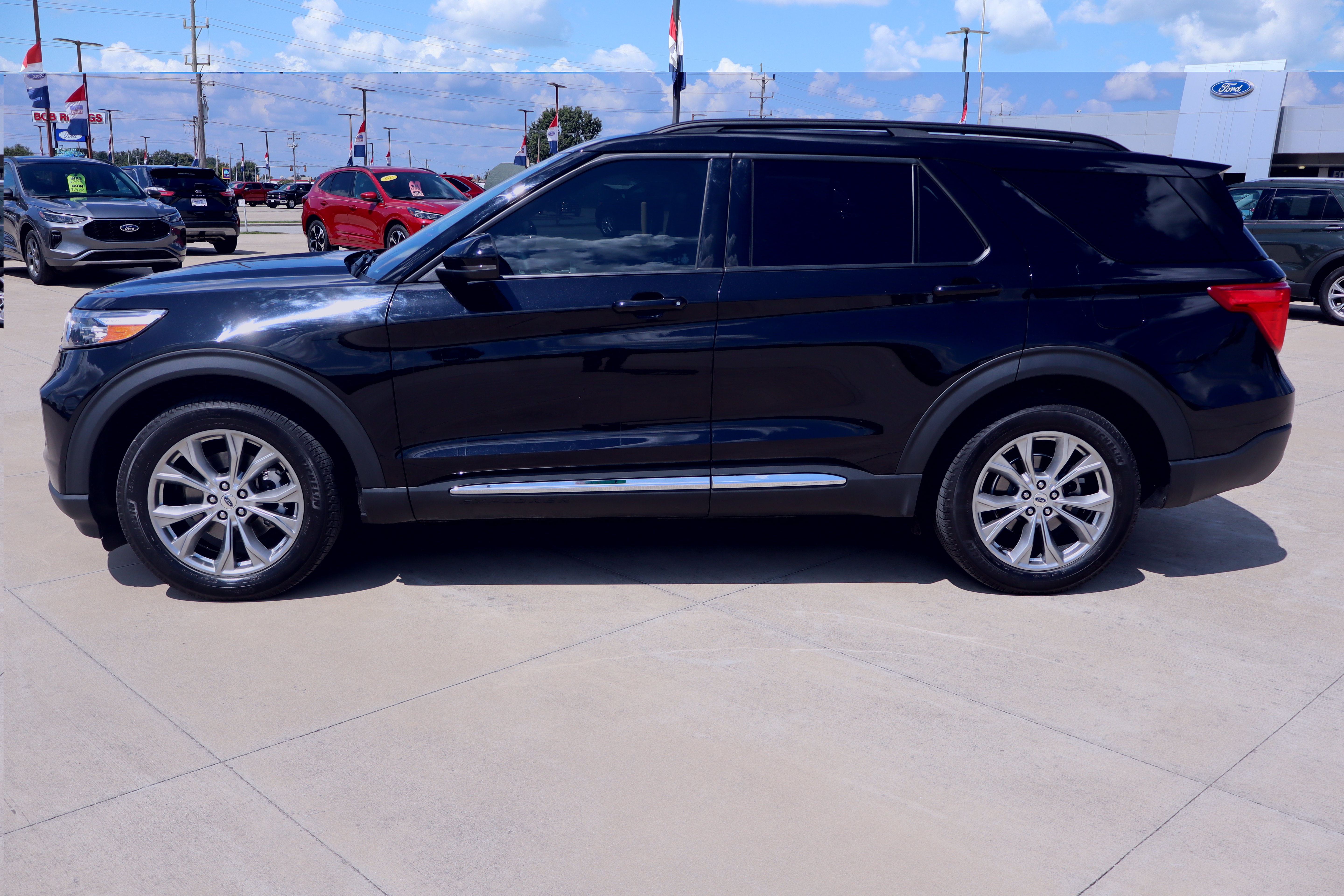 Used 2023 Ford Explorer XLT w/ Equipment Group 202A AWD/4WD image 8