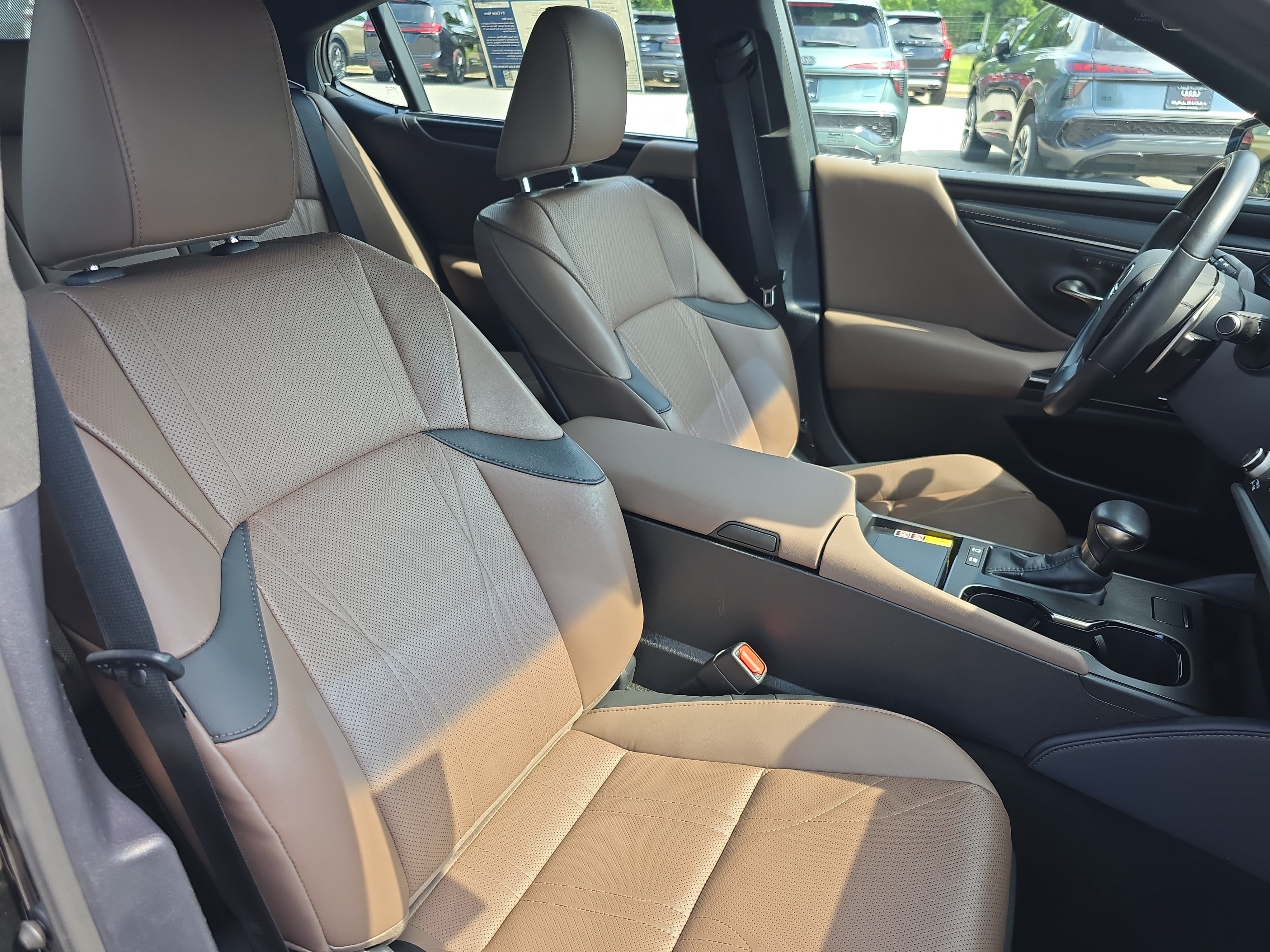 Used 2025 Lexus ES 300h Ultra Luxury w/ Accessory Package (Z2) FWD image 10