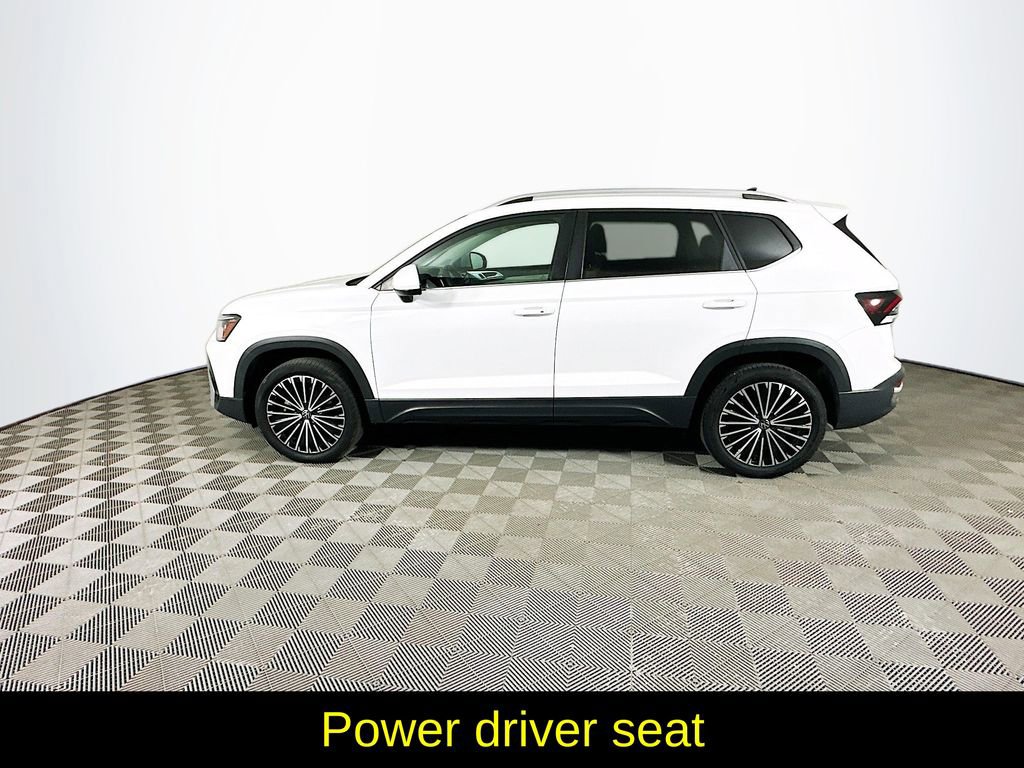 Used 2025 Volkswagen Taos SE FWD image 6