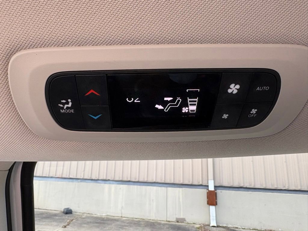 Used 2023 Chrysler Pacifica Touring-L image 44