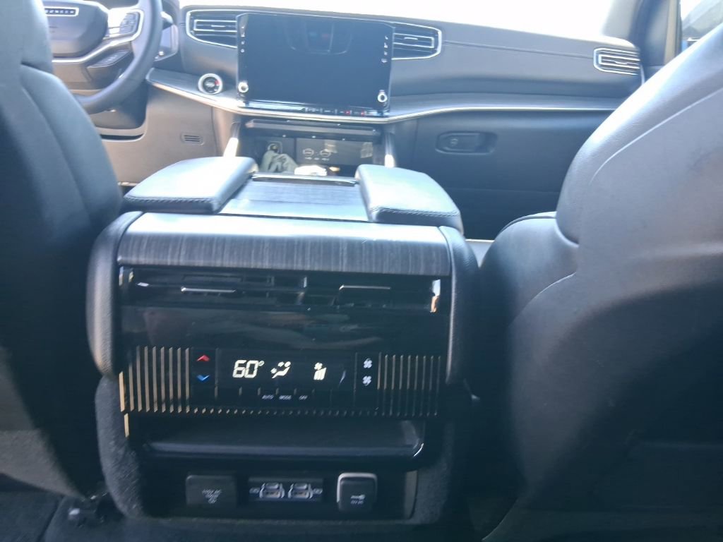 Used 2024 Jeep Wagoneer Series II w/ Flexible Seating Group image 14