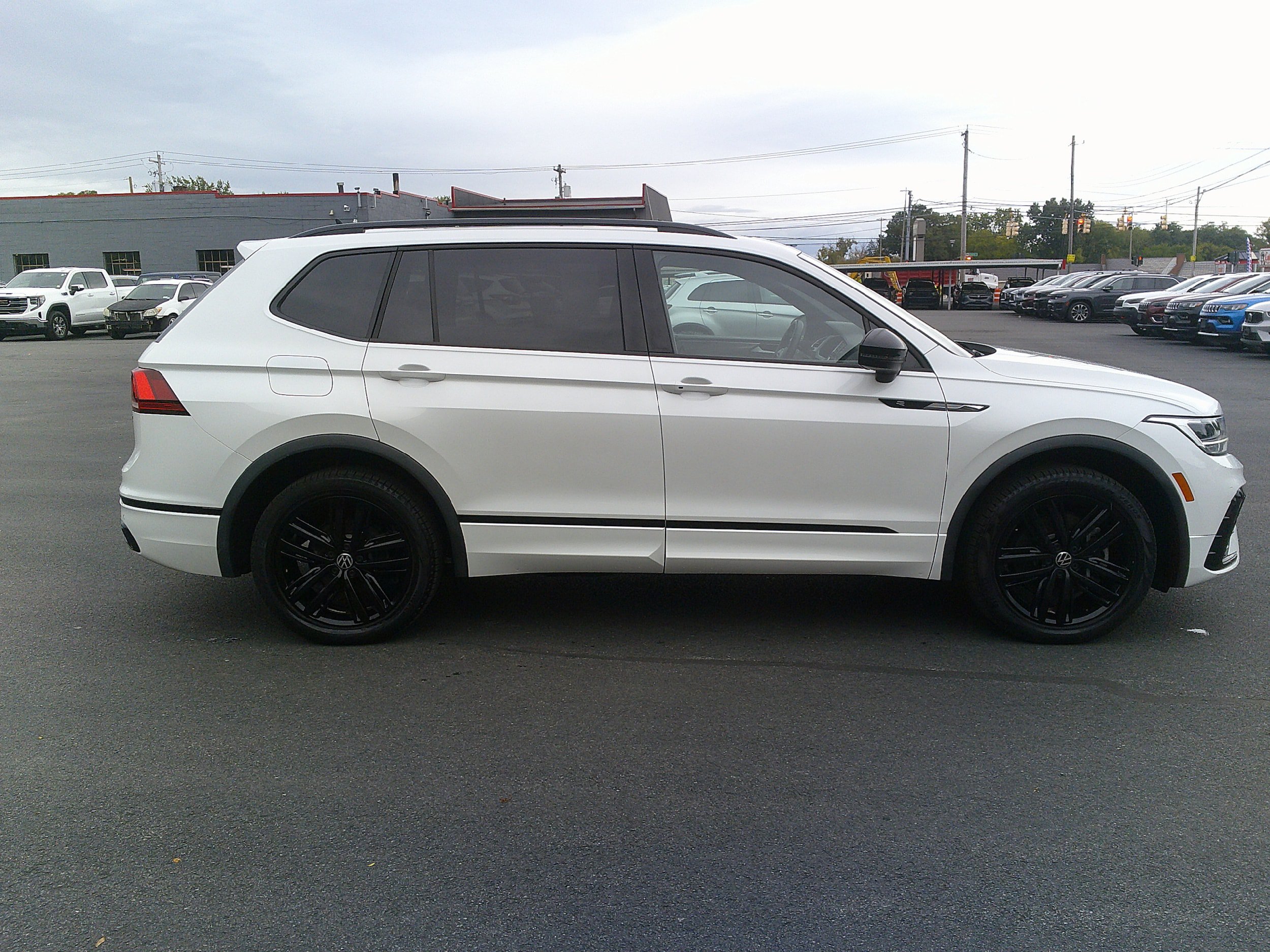 Used 2022 Volkswagen Tiguan SE R-Line AWD/4WD image 6