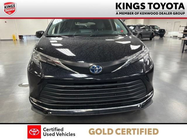 Used 2023 Toyota Sienna XLE FWD image 3