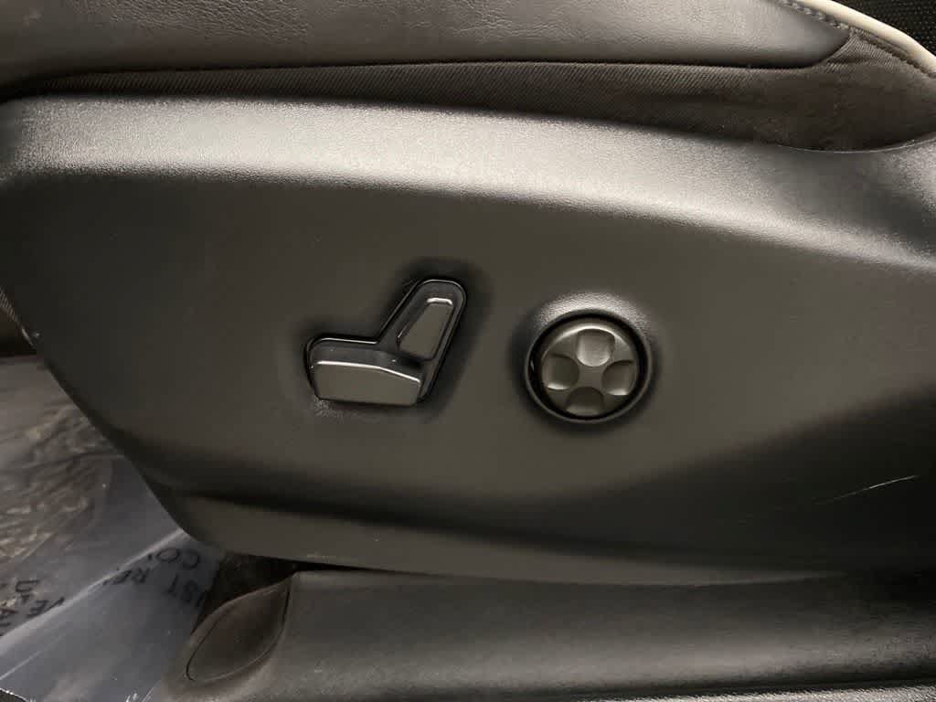 Used 2025 Chrysler Pacifica Limited FWD image 14