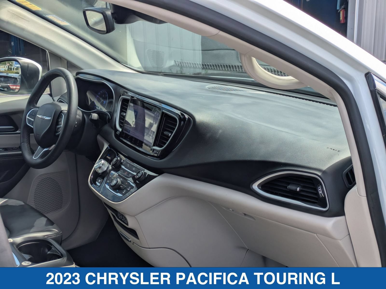 Used 2023 Chrysler Pacifica Touring-L FWD image 37