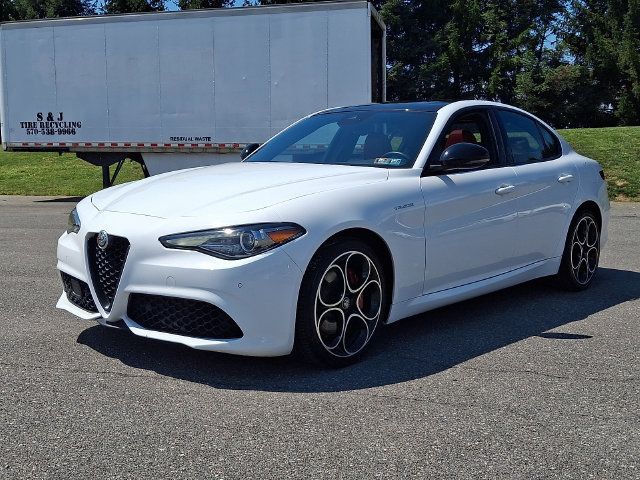 Used 2022 Alfa Romeo Giulia Veloce AWD/4WD image 3