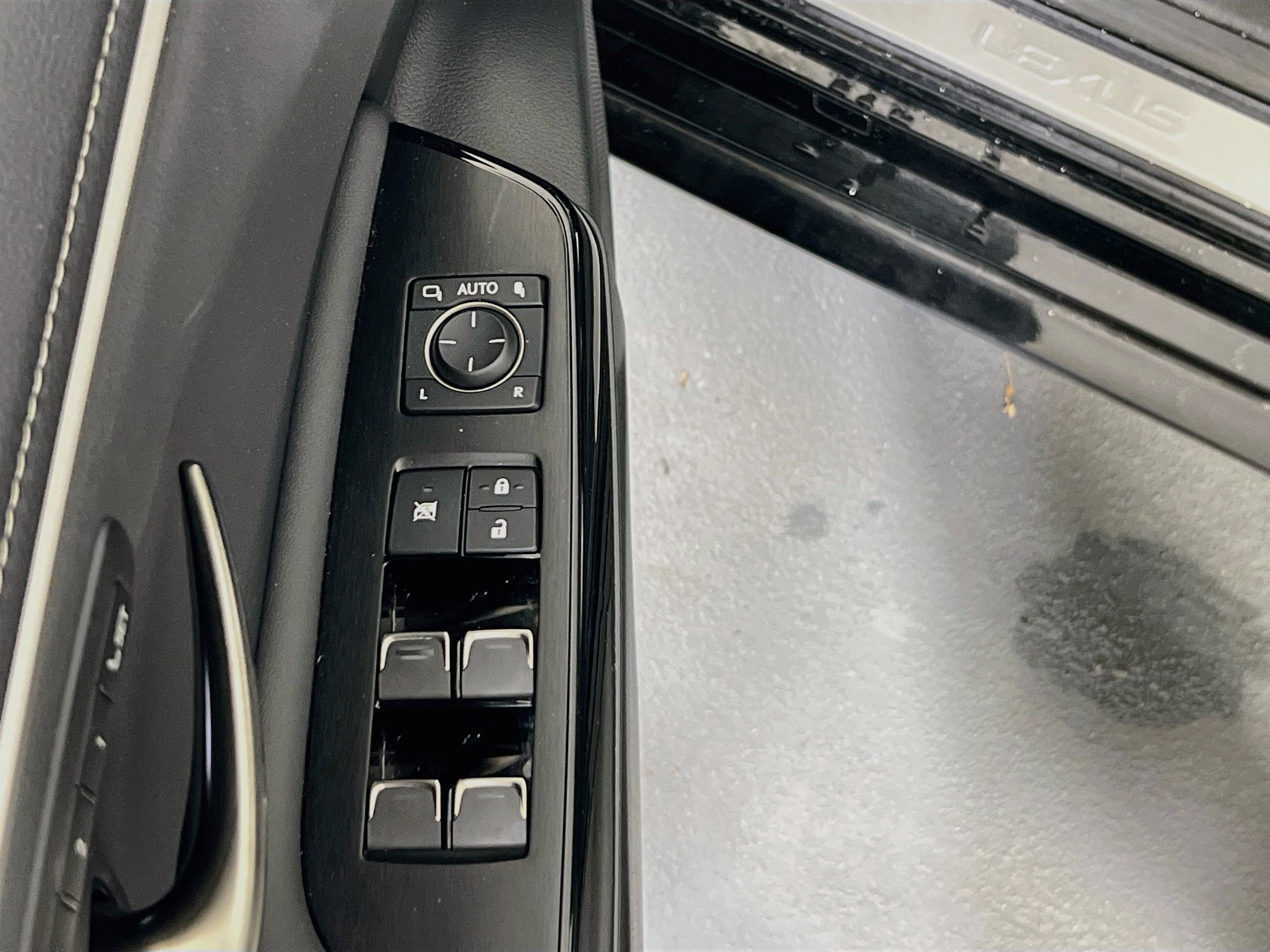 Used 2024 Lexus ES 300h w/ Premium Package FWD image 18