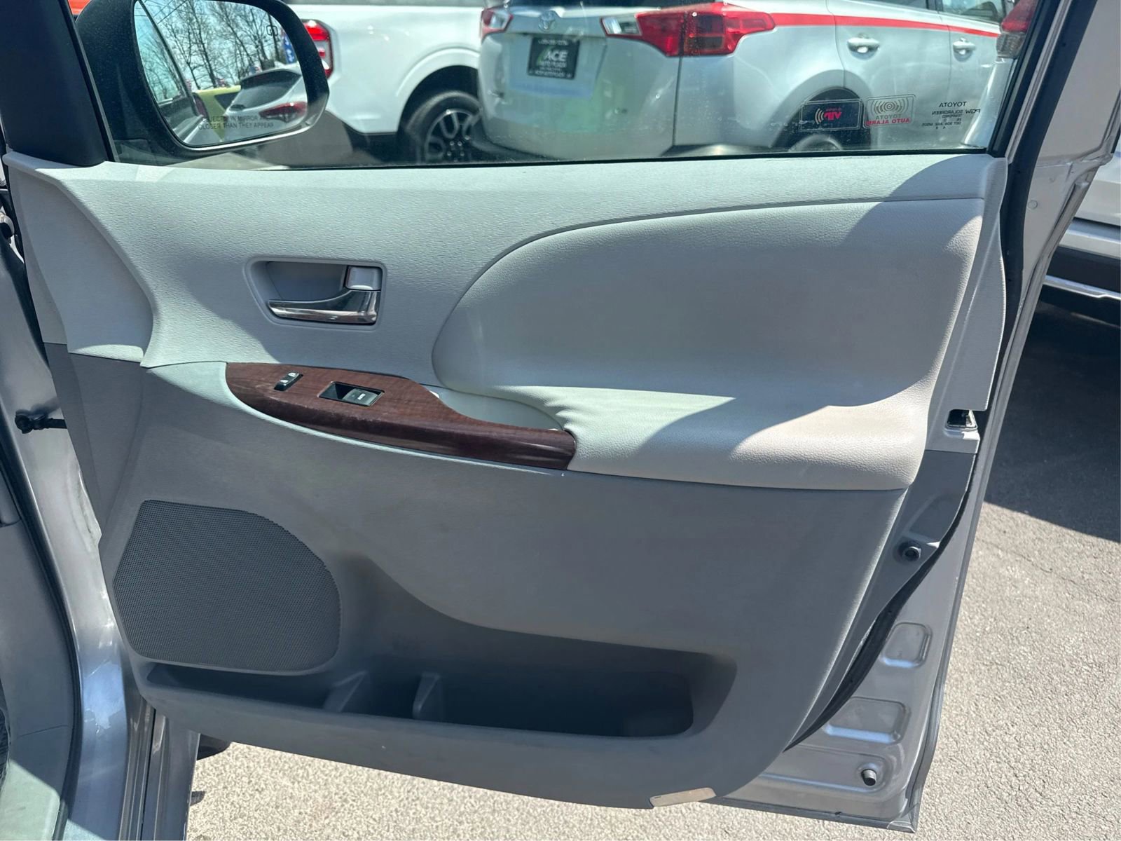 Used 2011 Toyota Sienna XLE FWD image 20