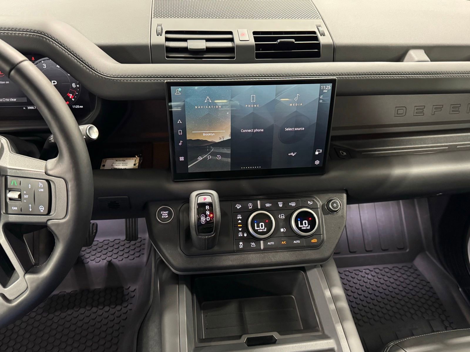 Used 2025 Land Rover Defender 110 X-Dynamic SE image 18