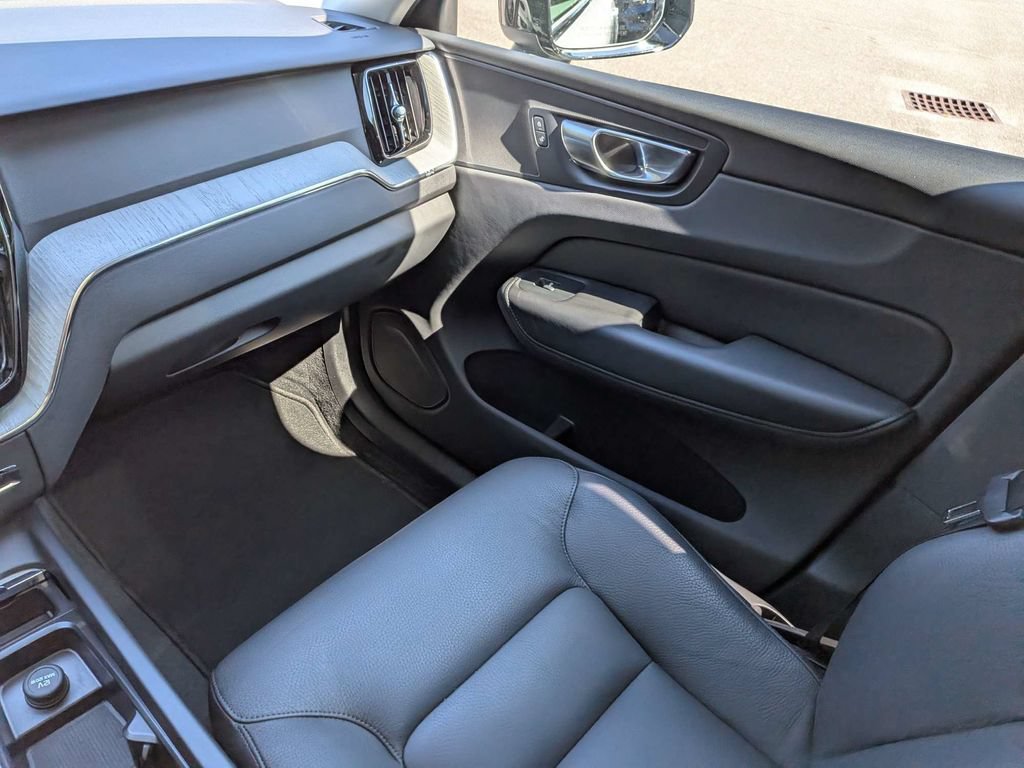 Certified 2025 Volvo XC60 B5 Plus AWD/4WD image 17