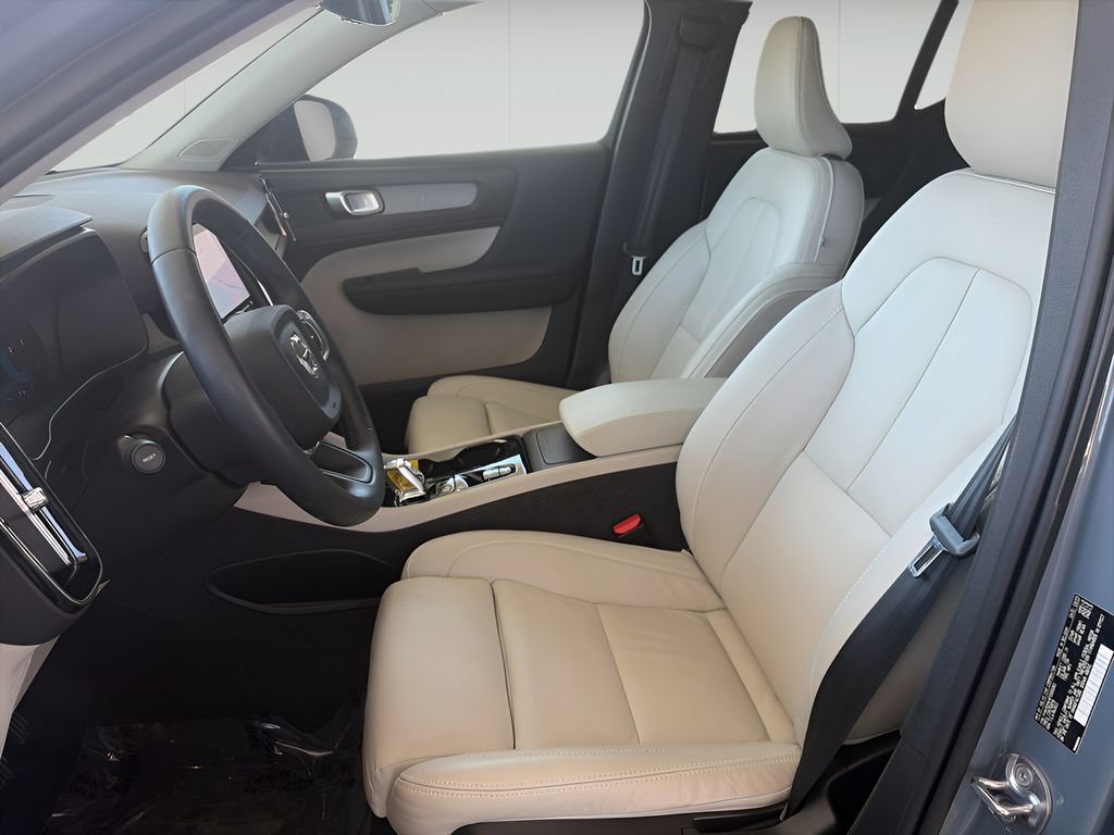 Used 2023 Volvo XC40 B4 Plus w/ Protection Package Premier FWD image 11