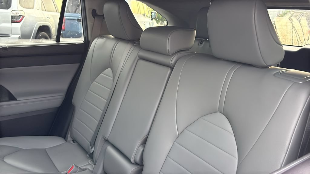 Used 2023 Toyota Highlander XLE AWD/4WD image 30