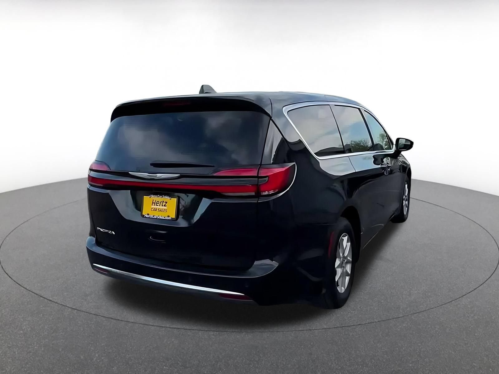 Used 2025 Chrysler Pacifica Select FWD image 13