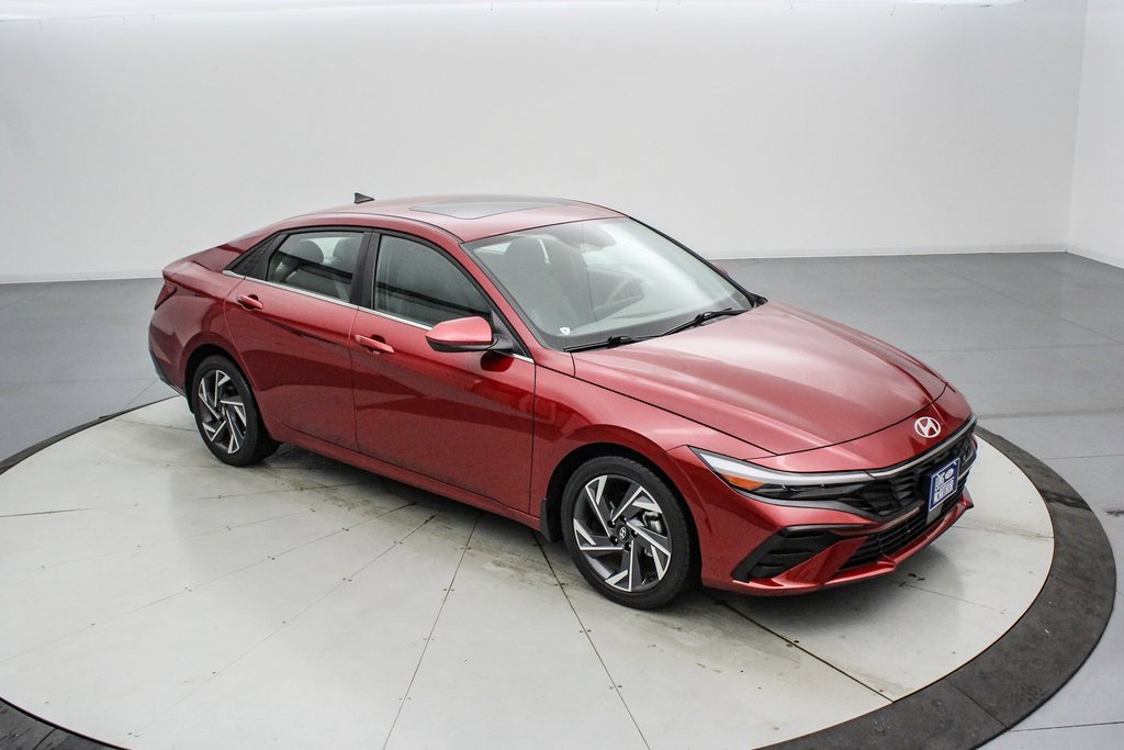Used 2025 Hyundai Elantra SEL image 2