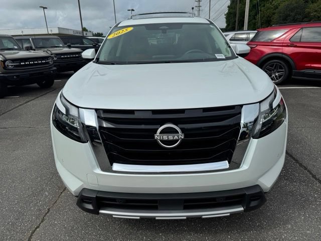Used 2025 Nissan Pathfinder Platinum FWD image 2