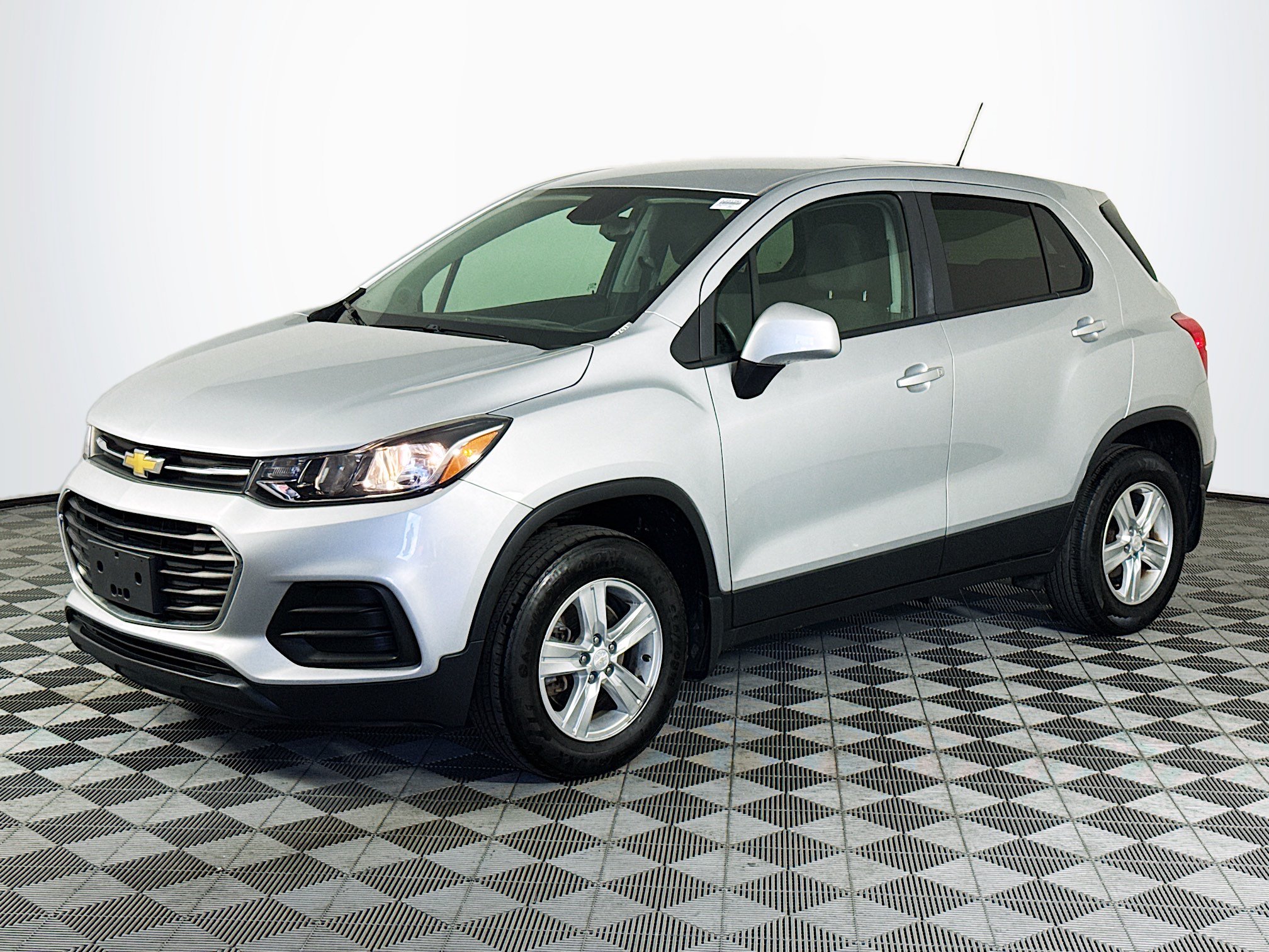 Used 2020 Chevrolet Trax LS w/ Tint and Cruise Package AWD/4WD image 4