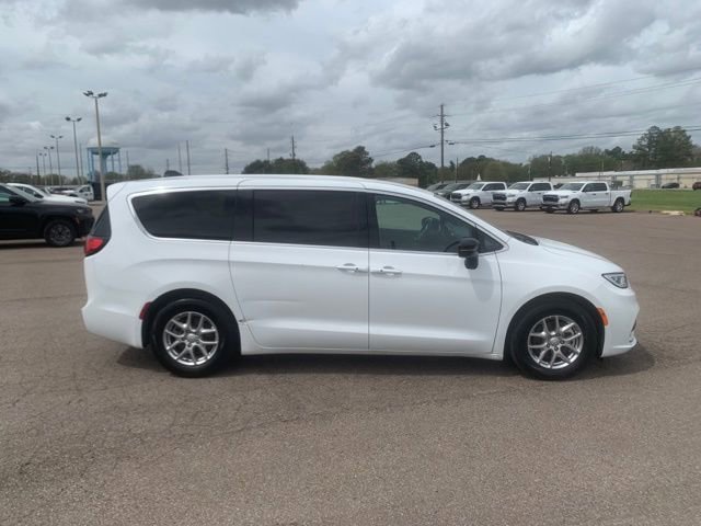 Used 2025 Chrysler Pacifica Select FWD image 8