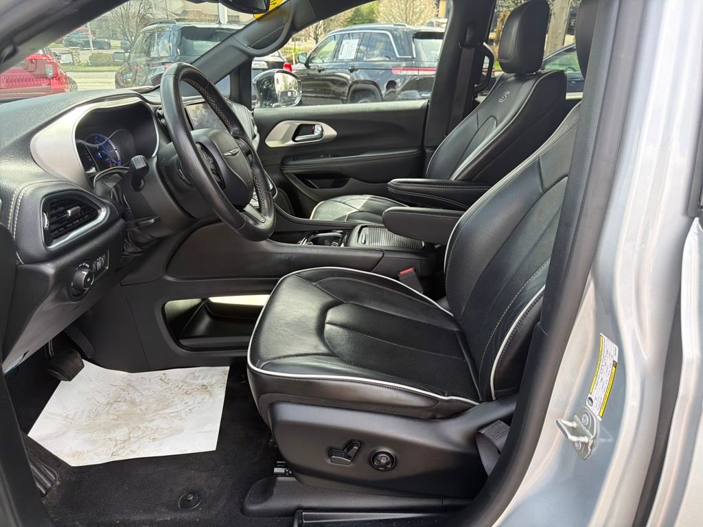 Used 2023 Chrysler Pacifica Limited w/ S Appearance Package image 17