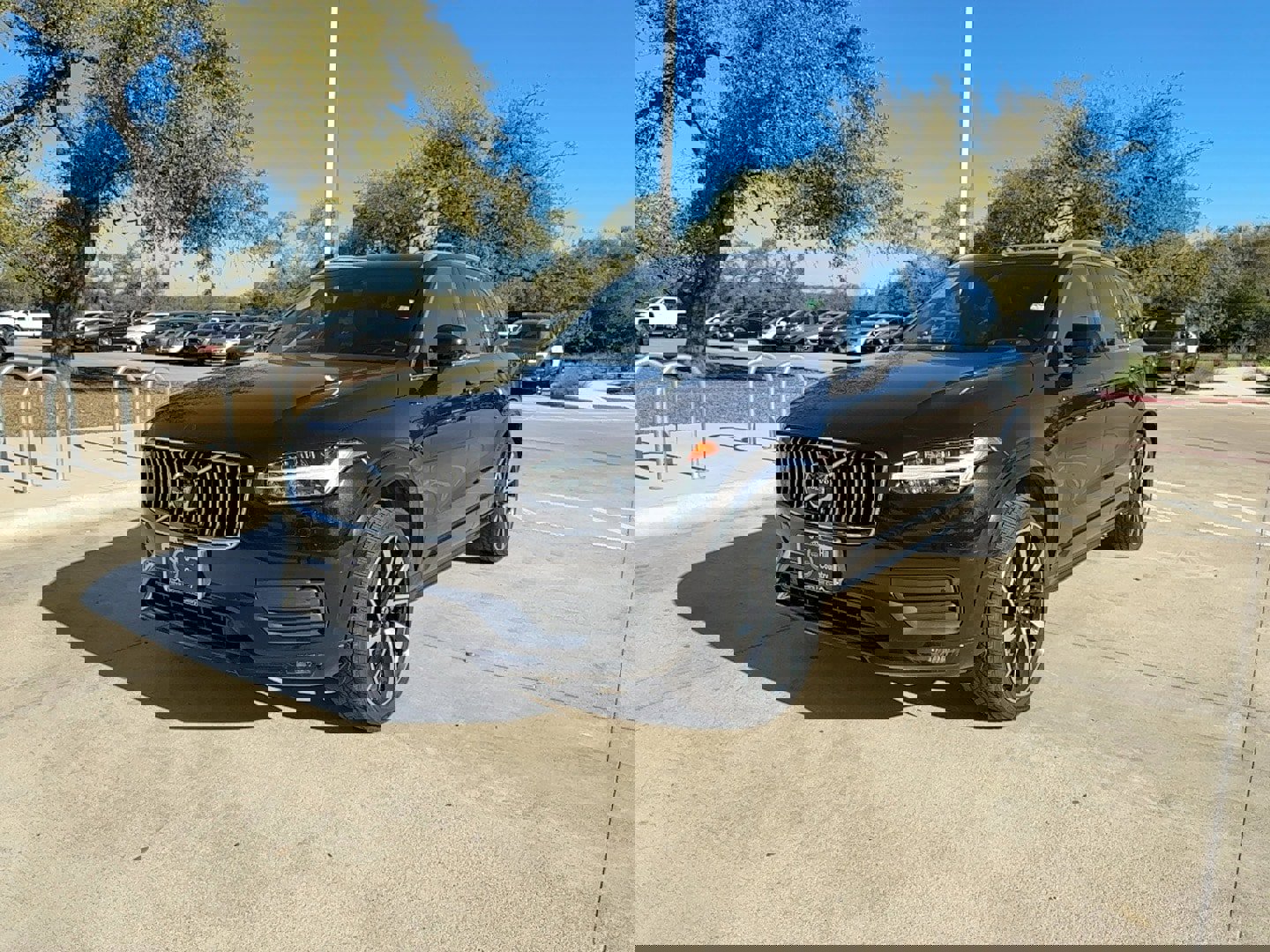 Used 2020 Volvo XC90 T6 Momentum w/ Advanced Package image 2