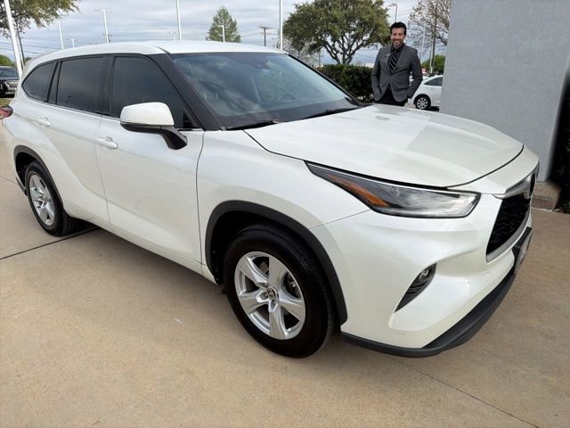 Used 2021 Toyota Highlander LE image 2