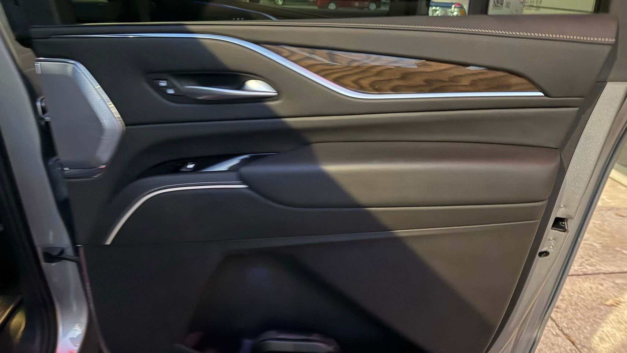 Used 2024 Cadillac Escalade ESV Premium Luxury Platinum w/ Heavy-Duty Trailer Package image 15