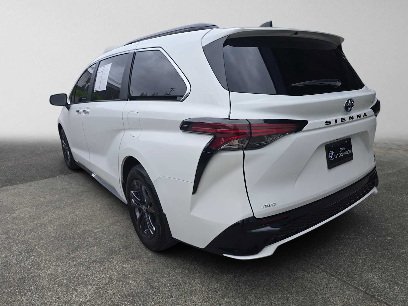 Used 2024 Toyota Sienna XSE AWD/4WD image 5