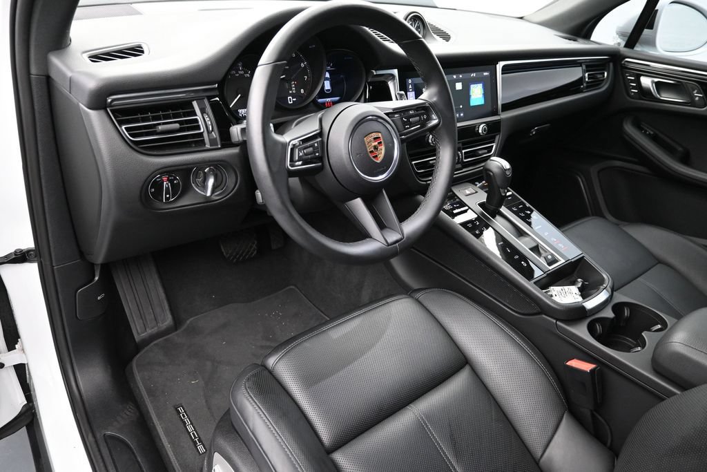Certified 2025 Porsche Macan AWD/4WD image 4