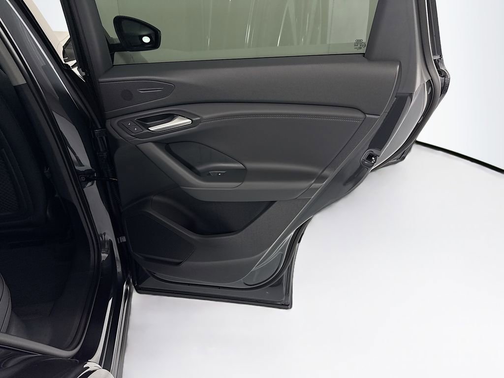 Used 2025 Audi Q6 e-tron Premium image 30